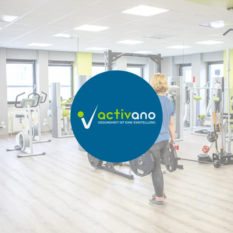 Mieterfoto von Activano, im VOrdergrund ein blauer Kreis mit dem Activano Logo. IM hintergrund sieht man ein hell beleuchtetes Fitnessstudio mit einer Frau, die mit Gewichten in der Hand durchgeht