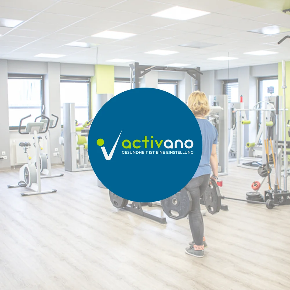 Mieterfoto von Activano, im VOrdergrund ein blauer Kreis mit dem Activano Logo. IM hintergrund sieht man ein hell beleuchtetes Fitnessstudio mit einer Frau, die mit Gewichten in der Hand durchgeht